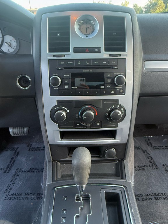 2010 Chrysler 300 Image 19