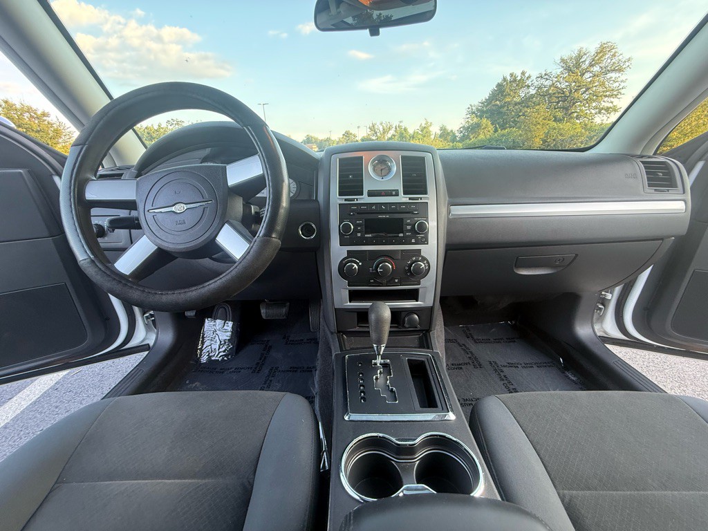 2010 Chrysler 300 Image 20
