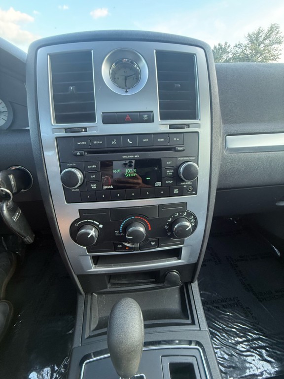 2010 Chrysler 300 Image 22