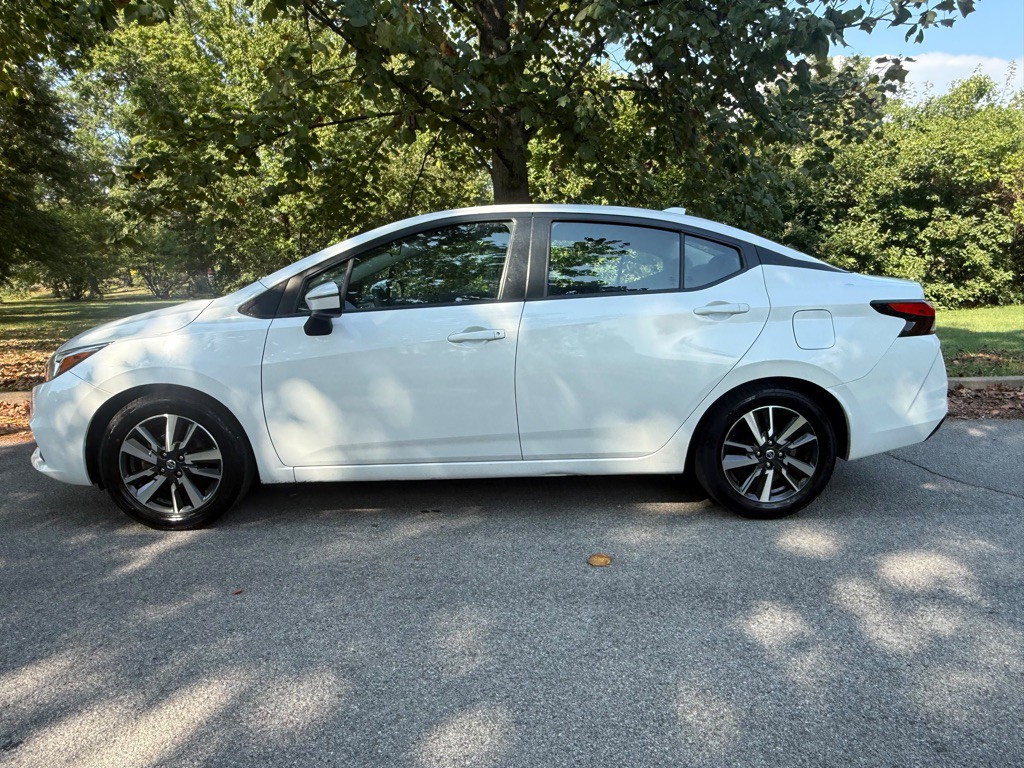 2021 Nissan Versa Image 3