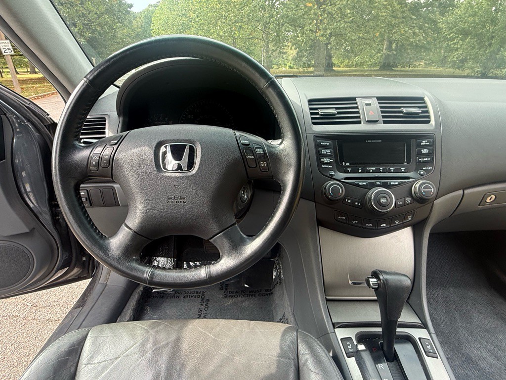 2004 Honda Accord Image 16