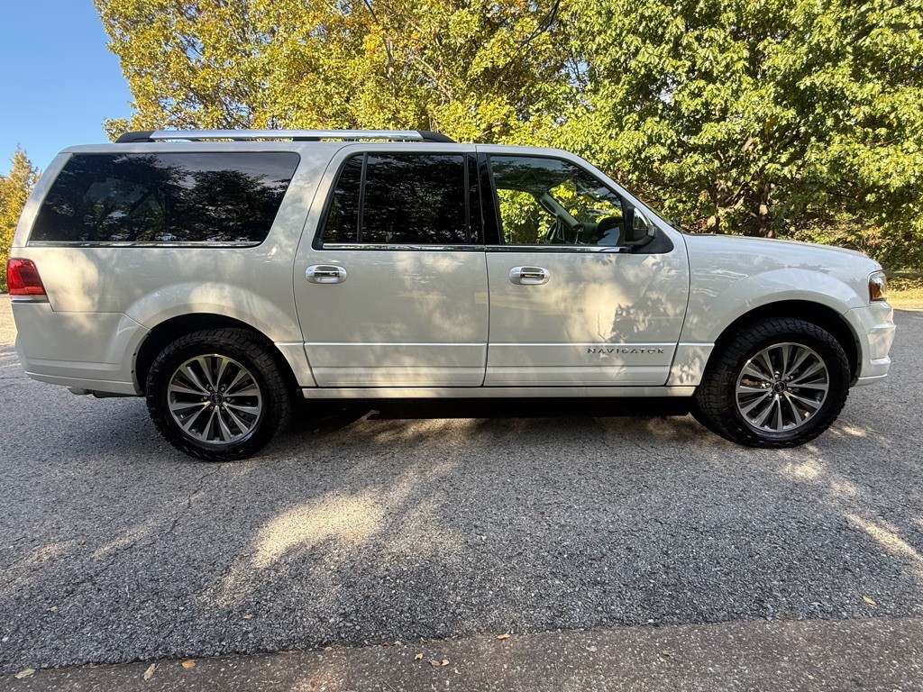 2016 Lincoln Navigator Image 3