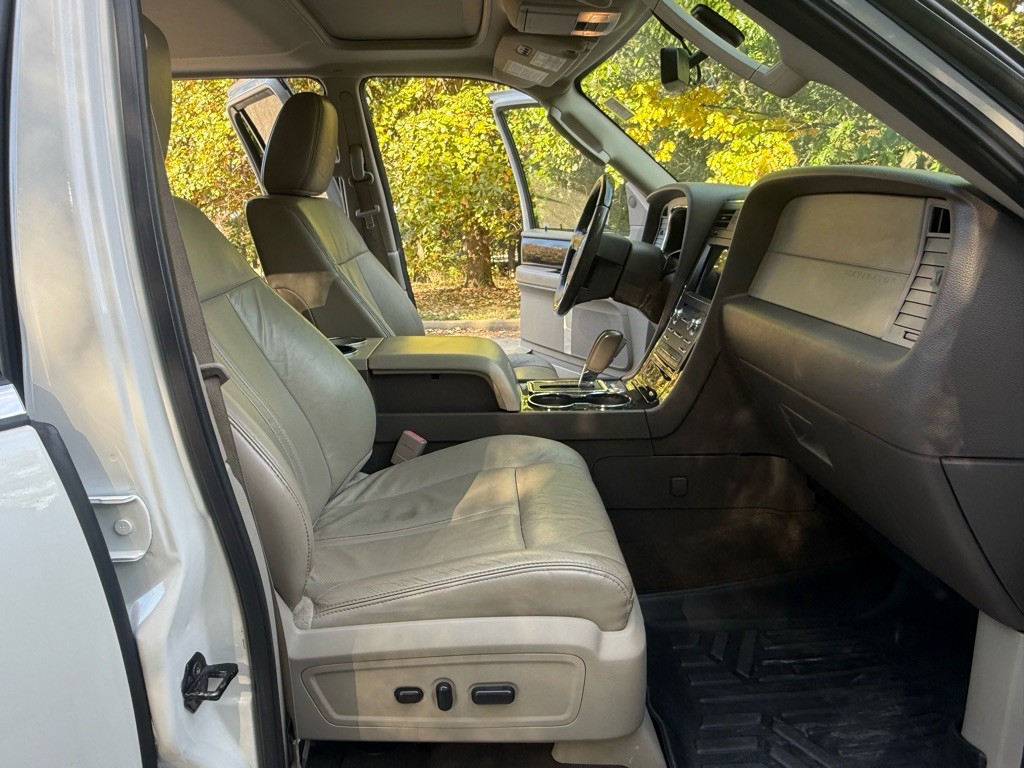 2016 Lincoln Navigator Image 9