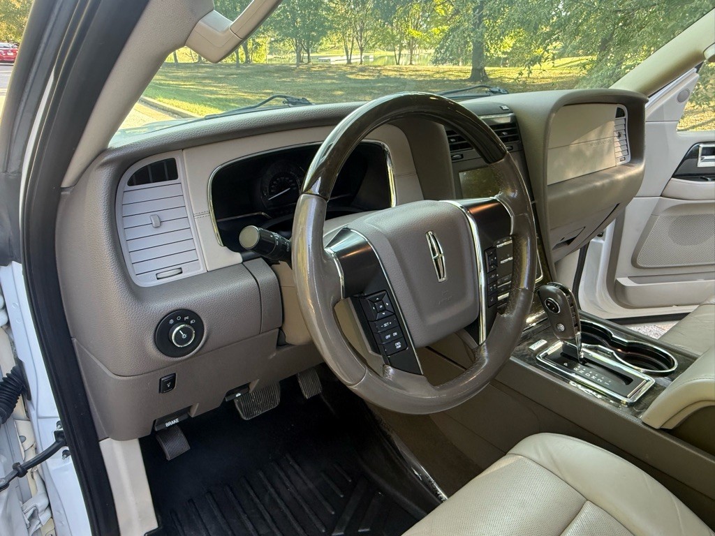 2016 Lincoln Navigator Image 10