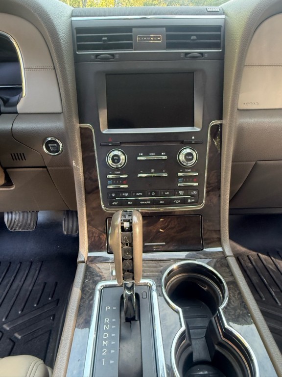 2016 Lincoln Navigator Image 11