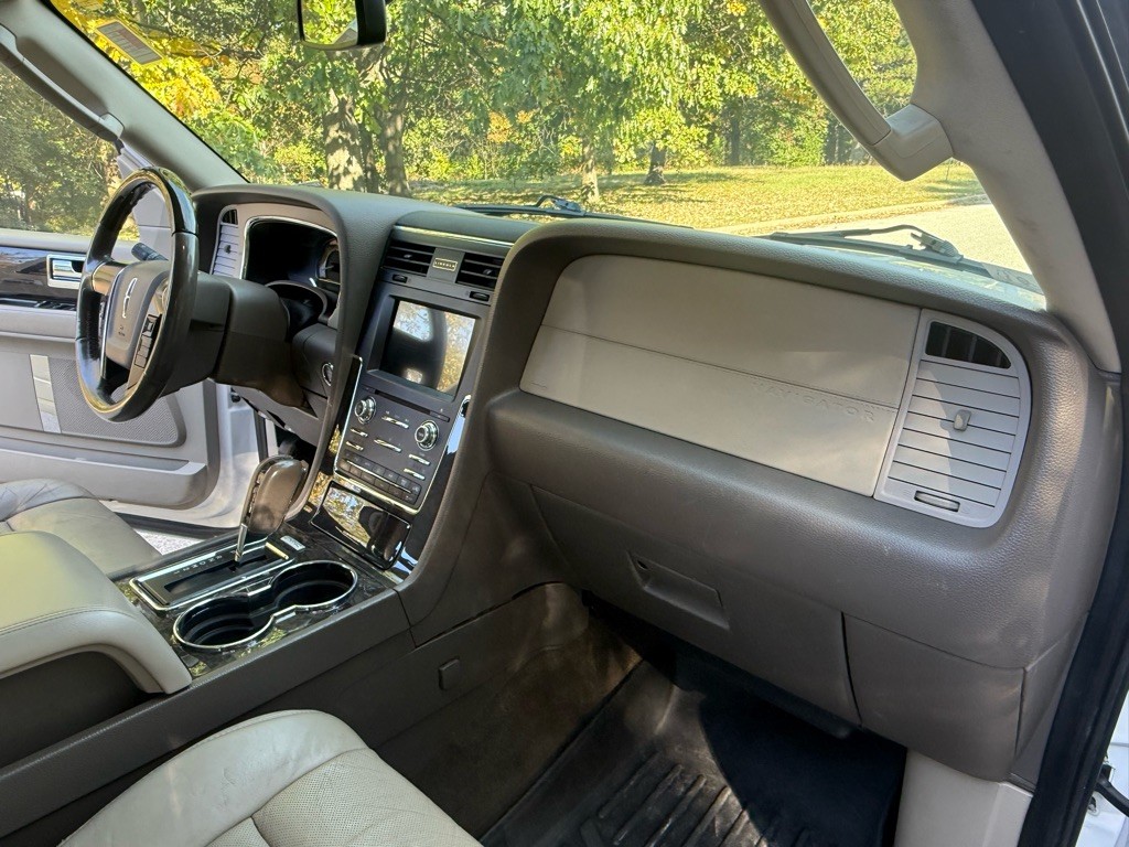 2016 Lincoln Navigator Image 12
