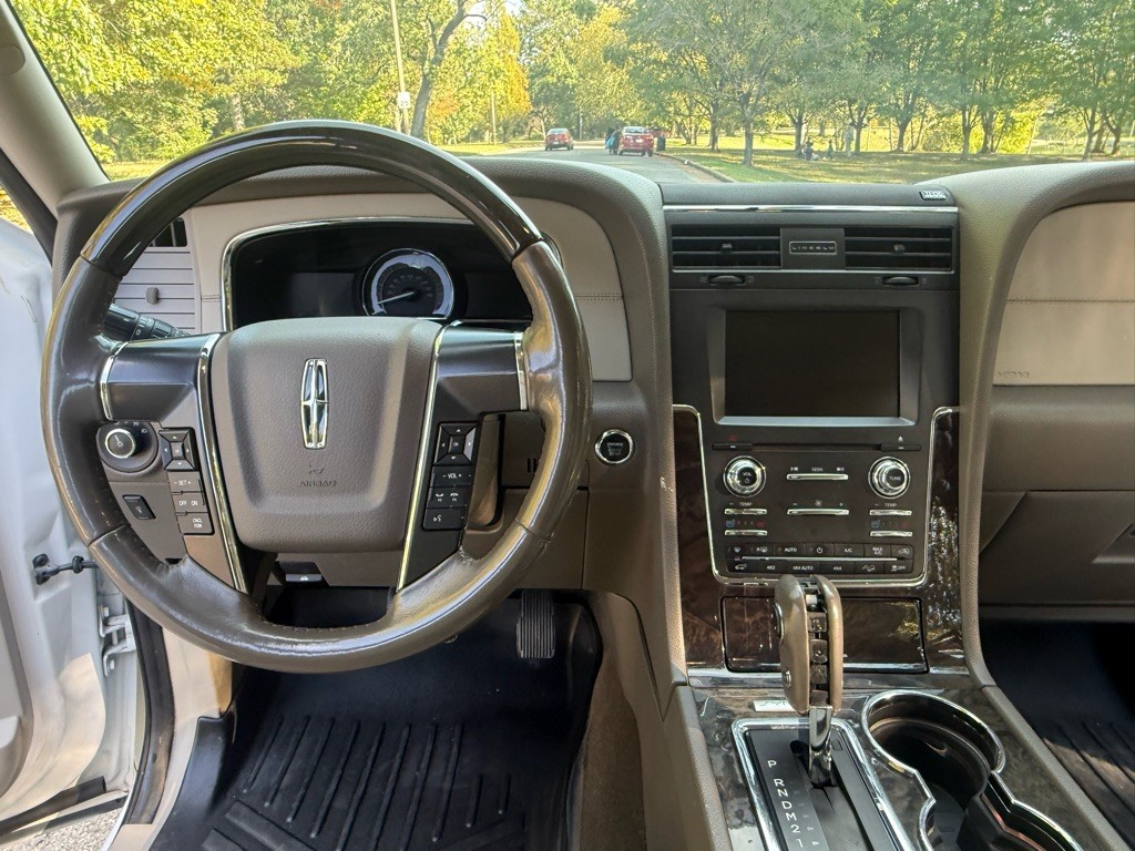 2016 Lincoln Navigator Image 13