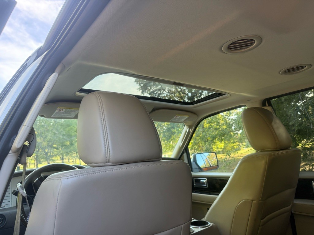 2016 Lincoln Navigator Image 17