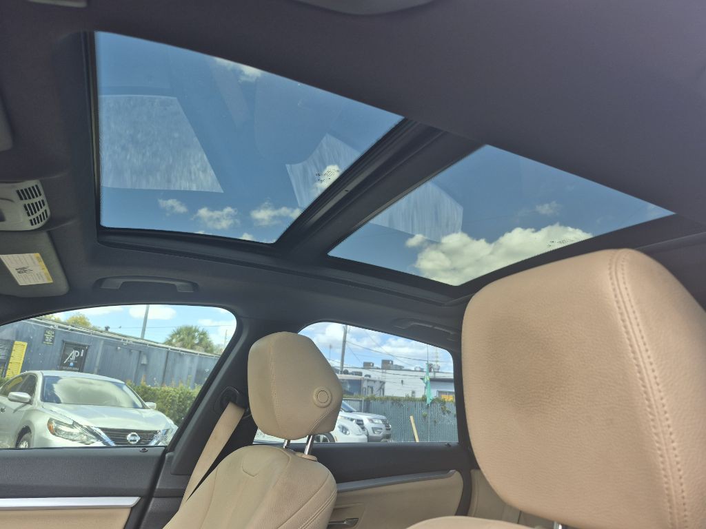 2017 BMW 3 Series Image 11