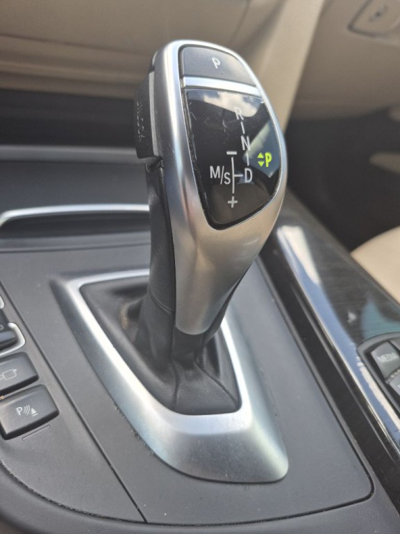 2017 BMW 3 Series Image 25