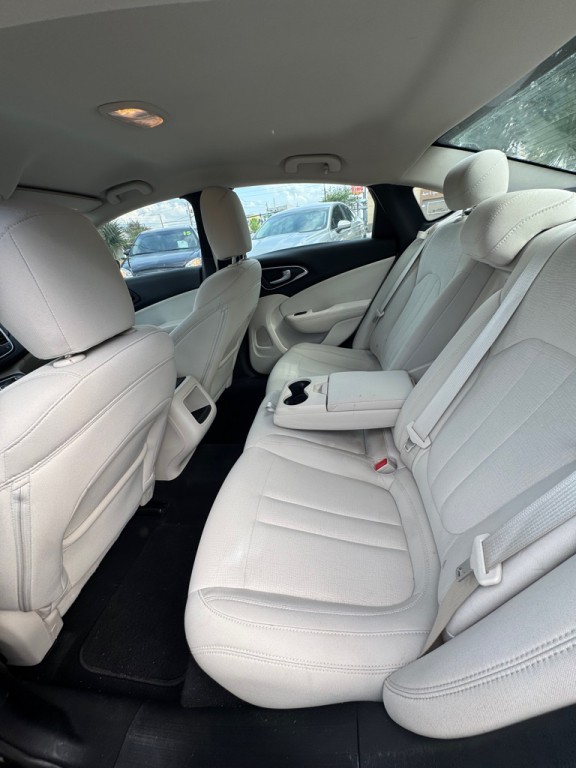 2016 Chrysler 200 Image 8