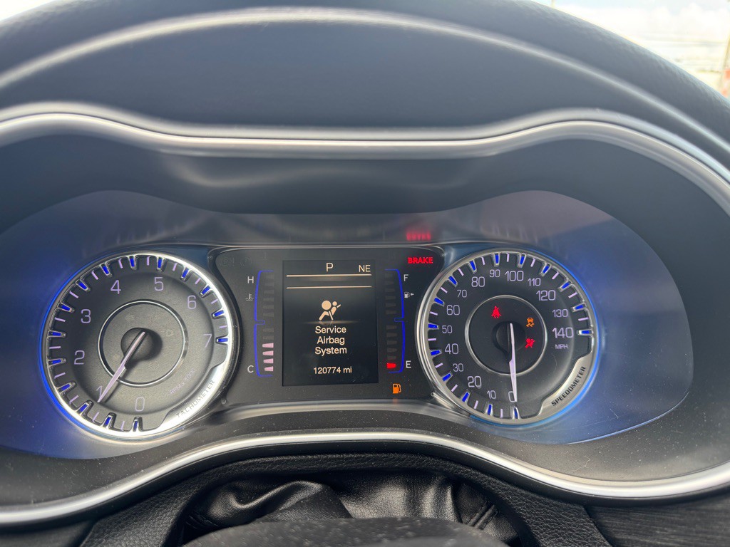2016 Chrysler 200 Image 10