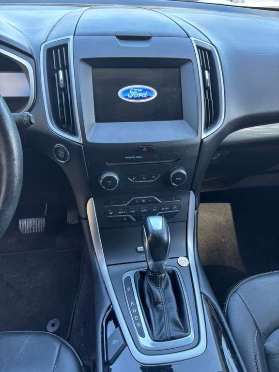 2017 Ford Edge Image 8
