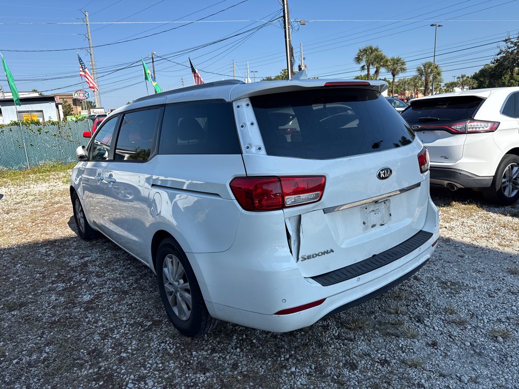2015 Kia Sedona Image 2