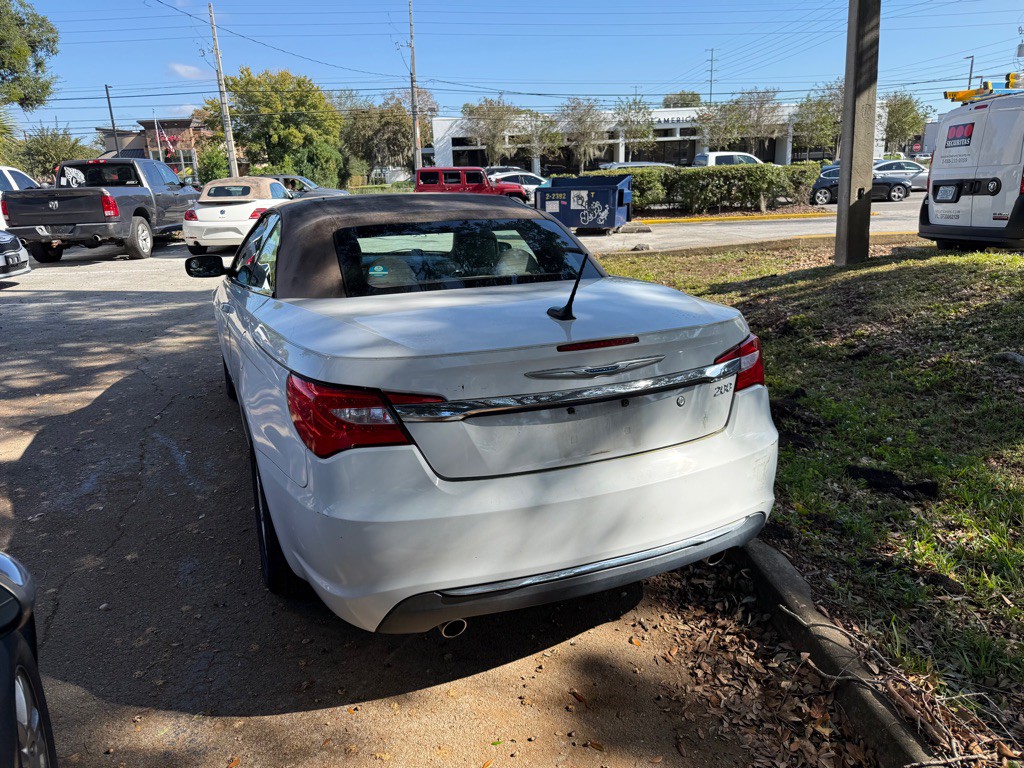 2012 Chrysler 200 Image 2