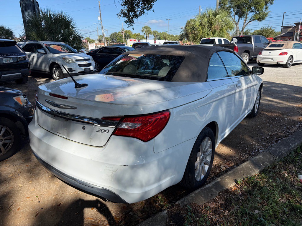2012 Chrysler 200 Image 3