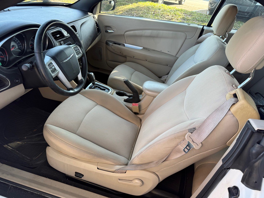 2012 Chrysler 200 Image 5