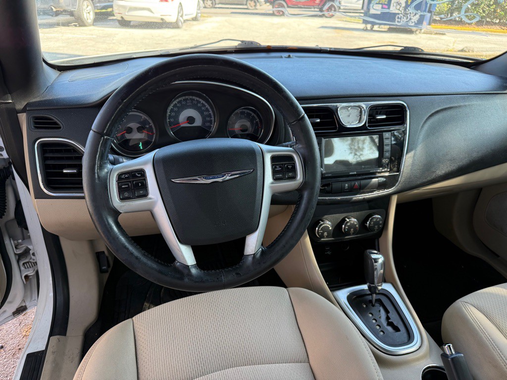 2012 Chrysler 200 Image 6