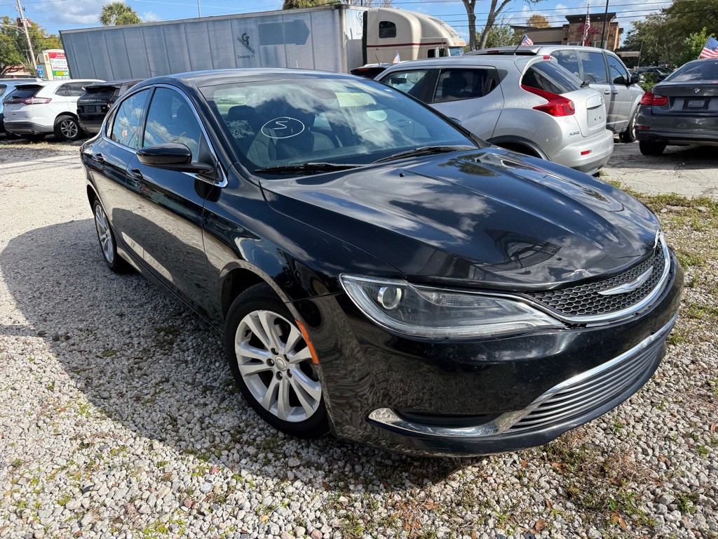 2016 Chrysler 200 Image 4