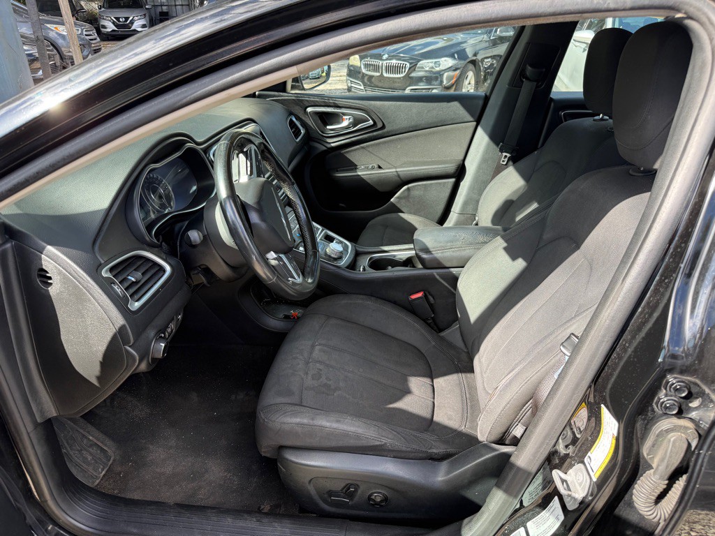 2016 Chrysler 200 Image 5