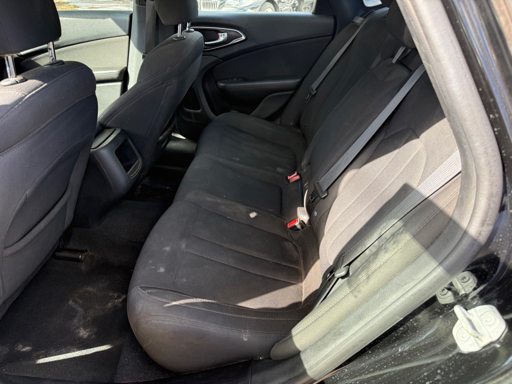 2016 Chrysler 200 Image 6