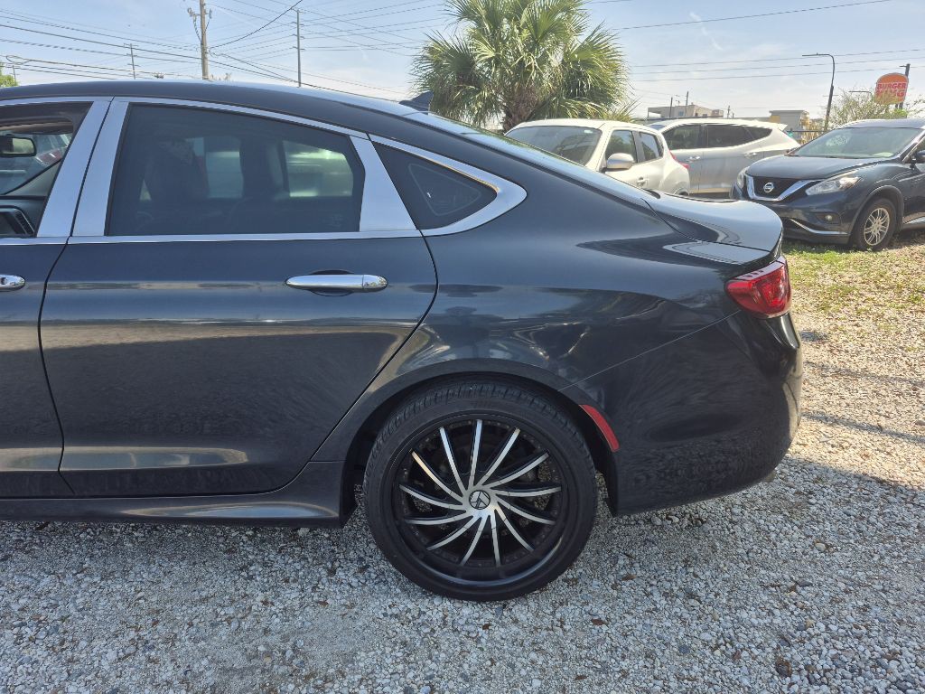 2017 Chrysler 200 Image 4