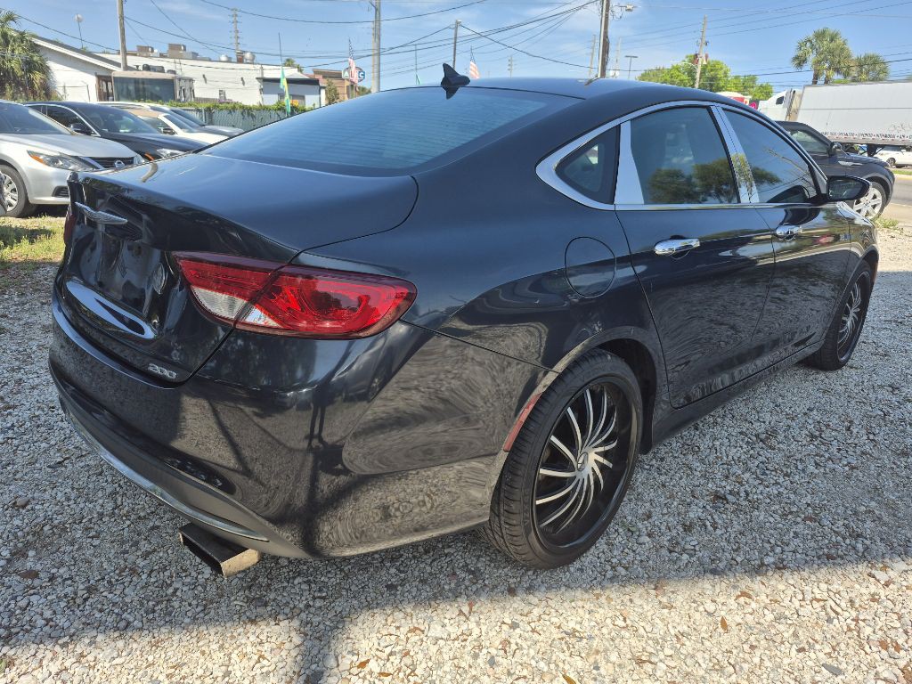 2017 Chrysler 200 Image 5