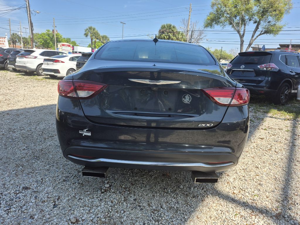 2017 Chrysler 200 Image 6