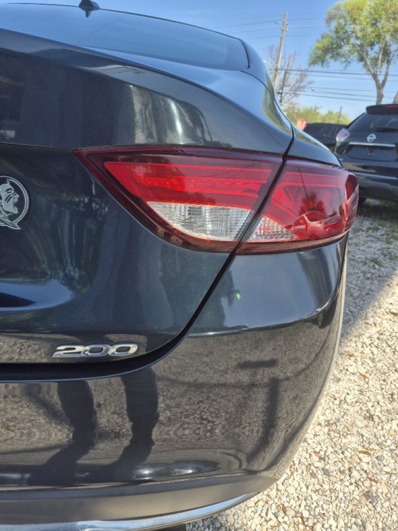 2017 Chrysler 200 Image 8