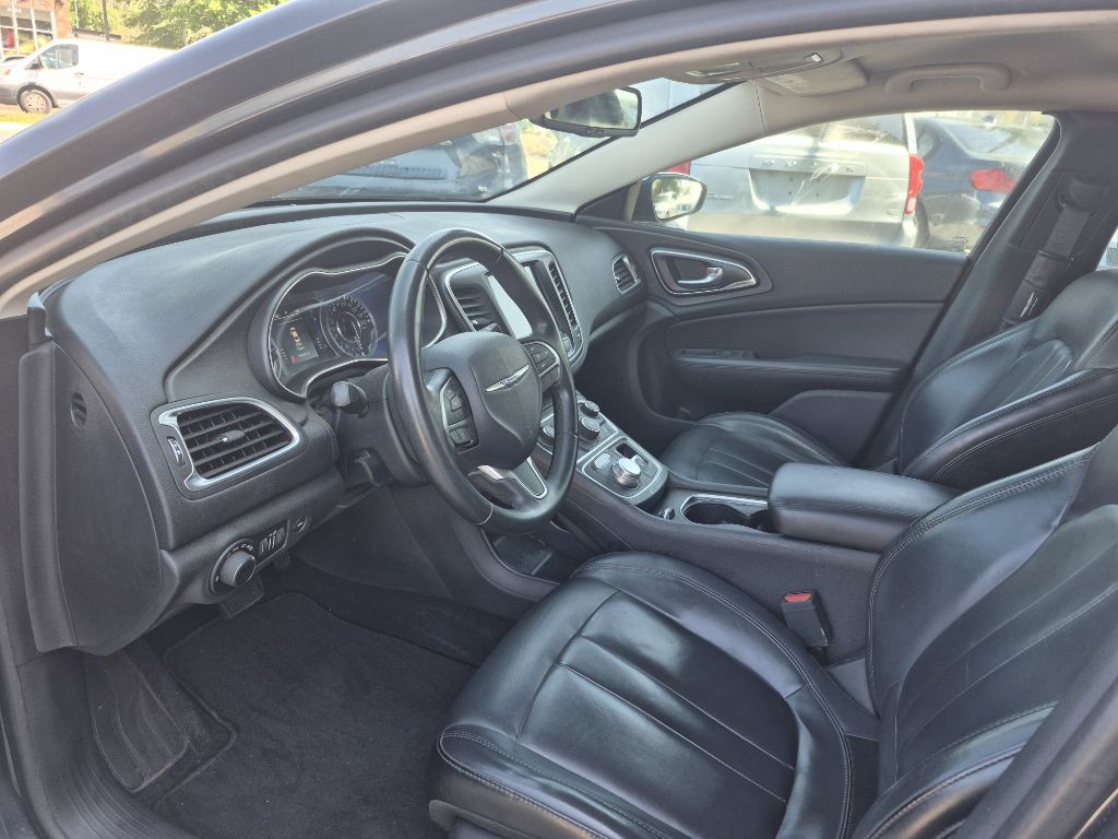 2017 Chrysler 200 Image 9