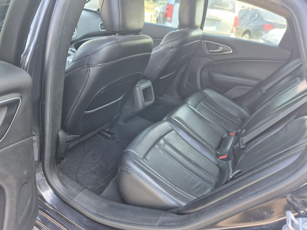 2017 Chrysler 200 Image 10