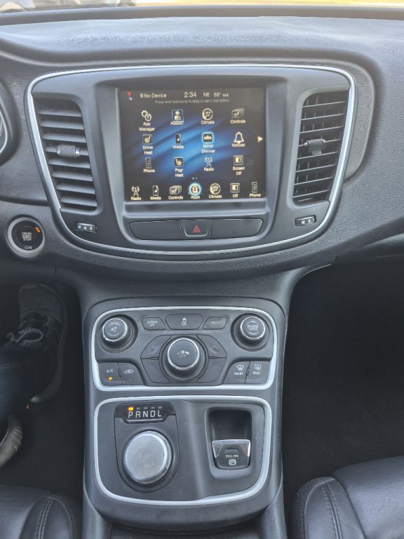 2017 Chrysler 200 Image 12