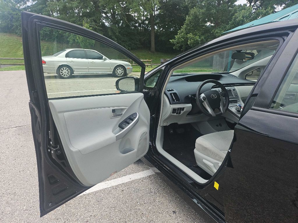 2012 Toyota Prius Image 11