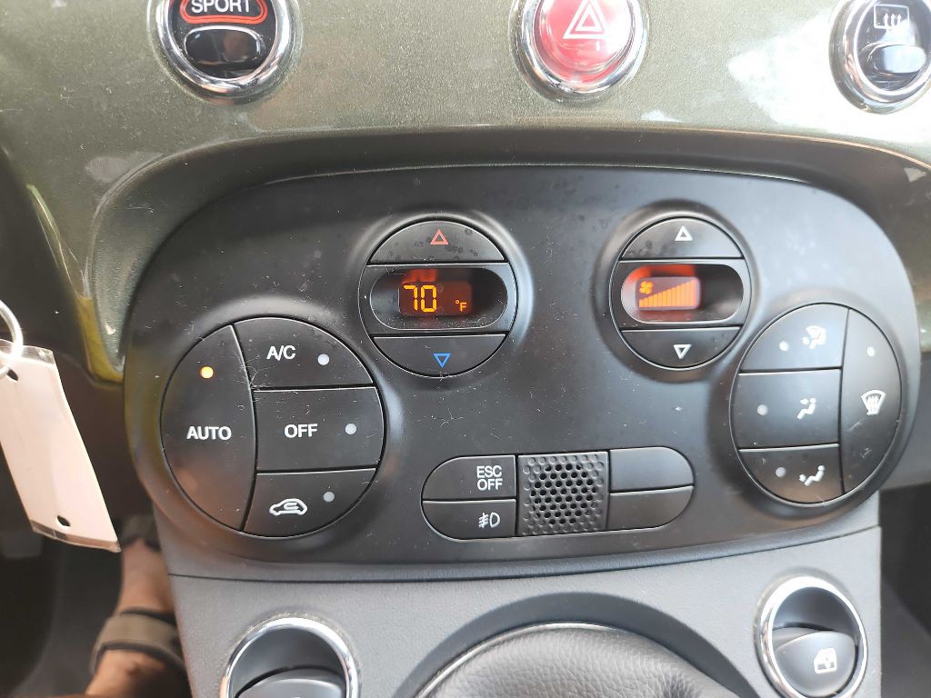 2012 FIAT 500 Image 27