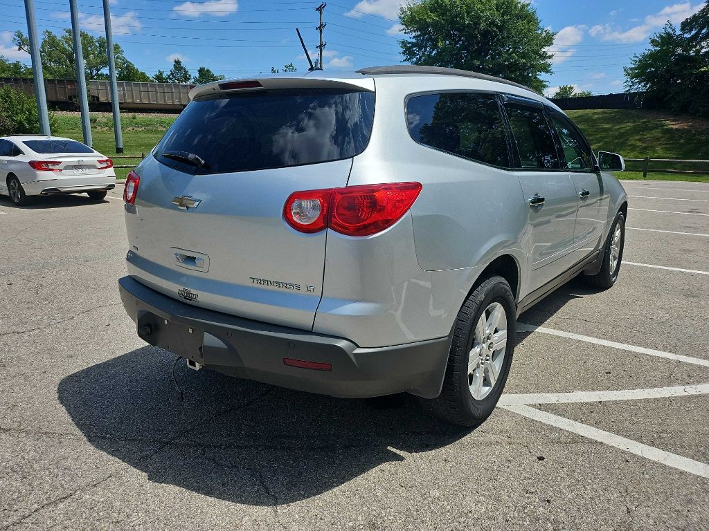 2011 Chevrolet Traverse Image 2