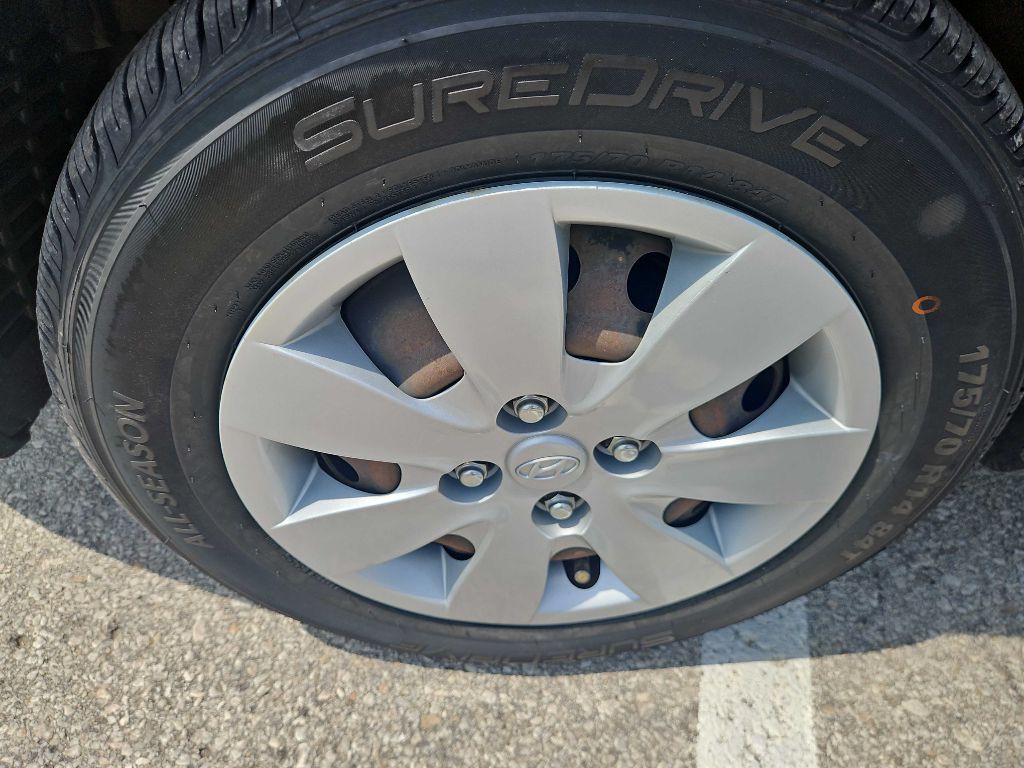 2011 Hyundai Accent Image 9