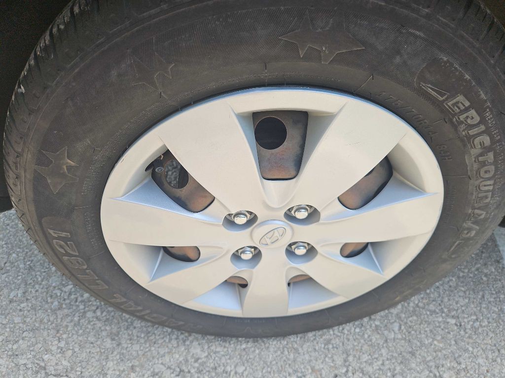 2011 Hyundai Accent Image 11