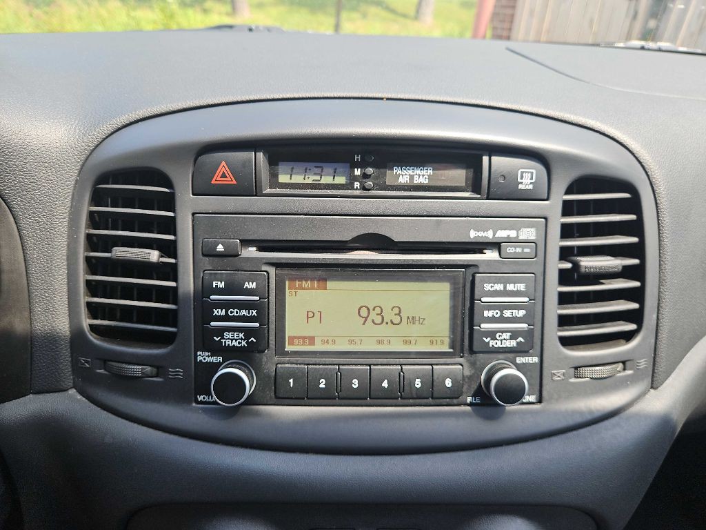 2011 Hyundai Accent Image 25
