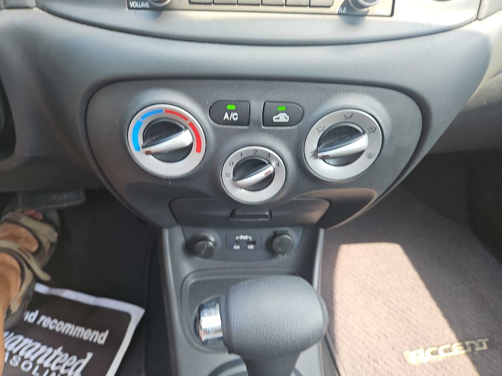 2011 Hyundai Accent Image 26