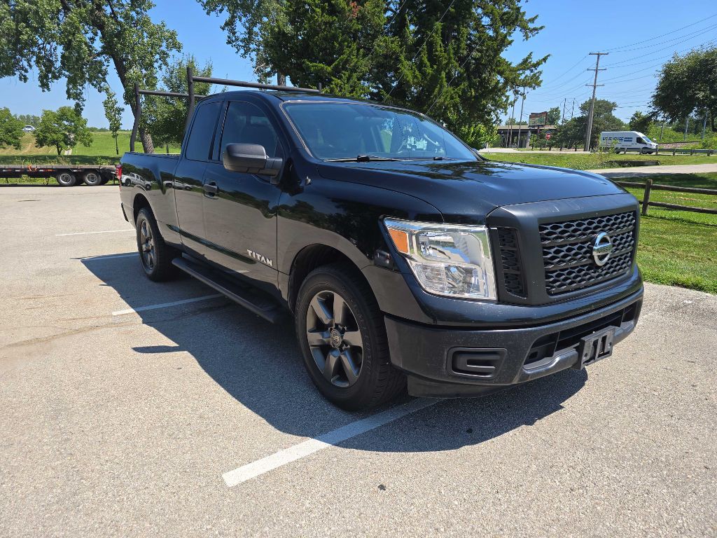 2017 Nissan Titan Image 3