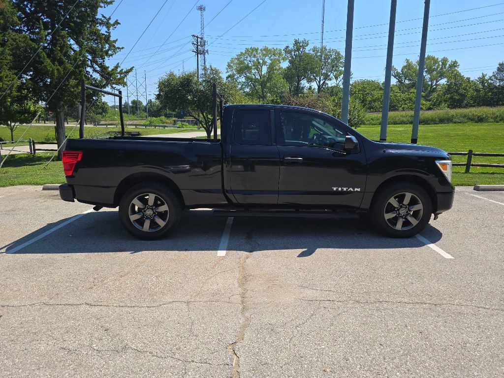 2017 Nissan Titan Image 4