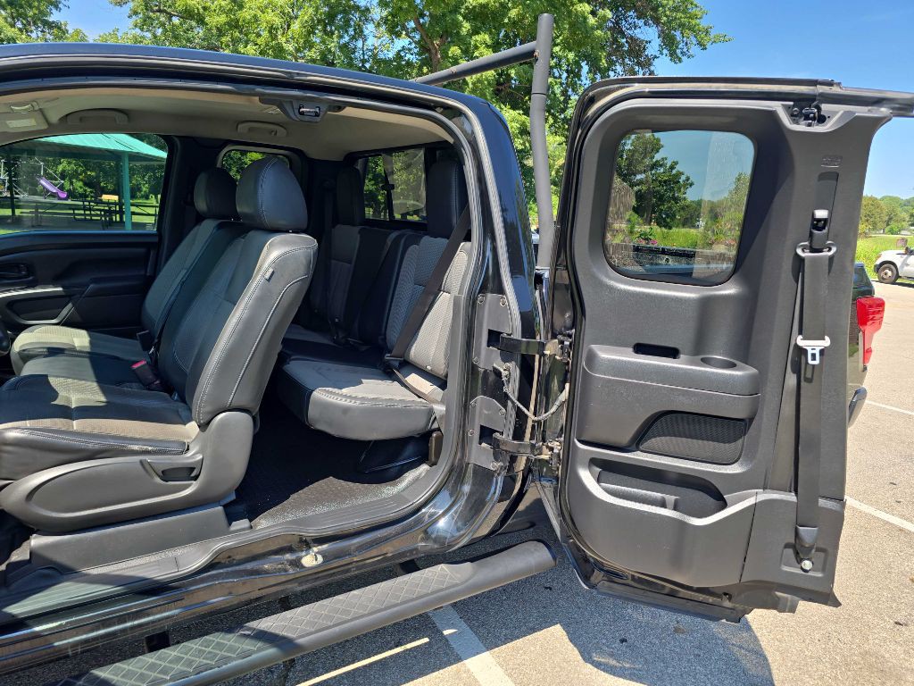 2017 Nissan Titan Image 8