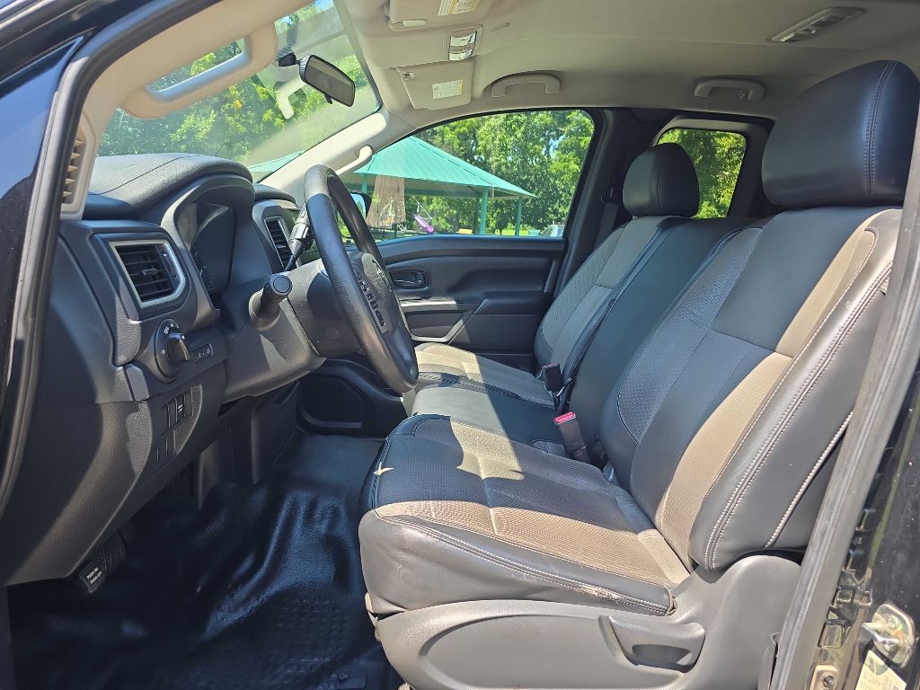 2017 Nissan Titan Image 9