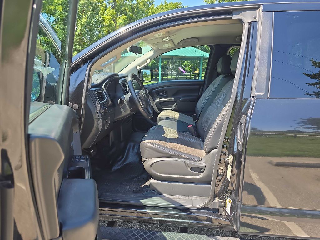 2017 Nissan Titan Image 10