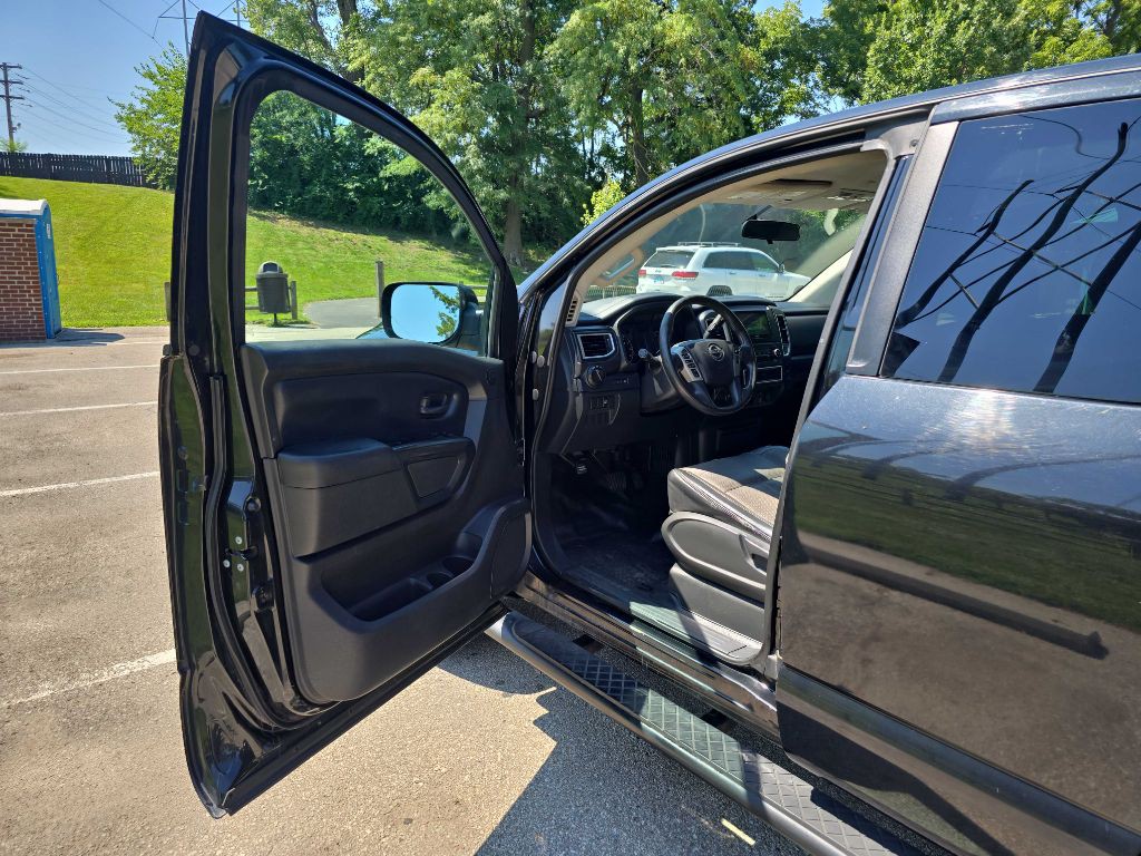 2017 Nissan Titan Image 12