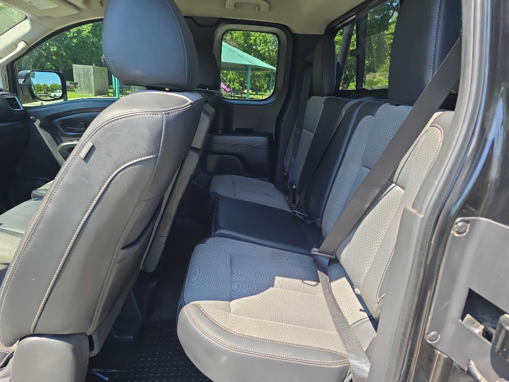 2017 Nissan Titan Image 13