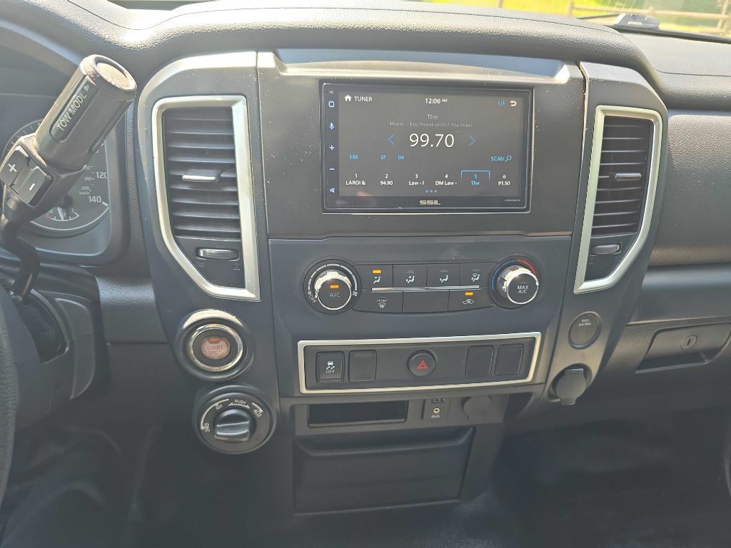 2017 Nissan Titan Image 15