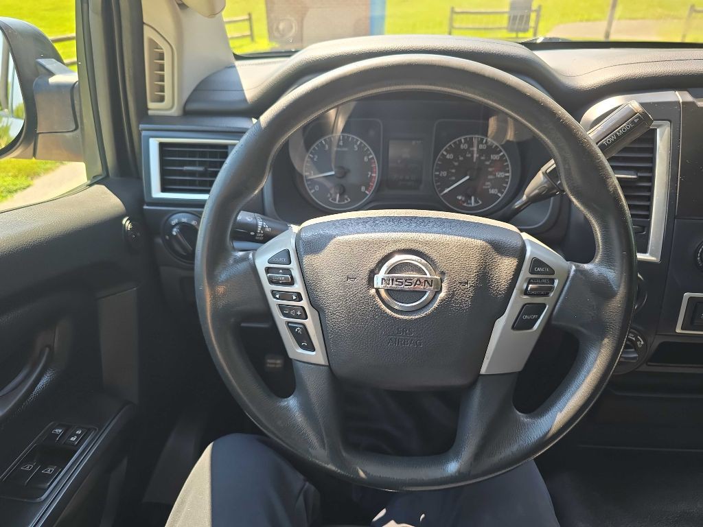 2017 Nissan Titan Image 17