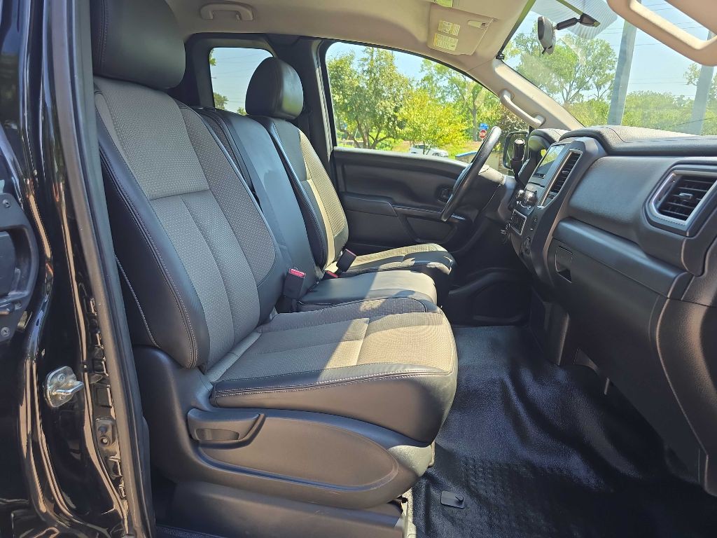 2017 Nissan Titan Image 18
