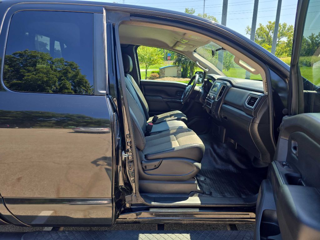 2017 Nissan Titan Image 19